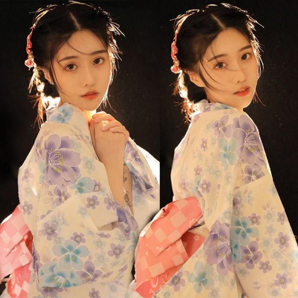 kimono japonais blanc fleuri