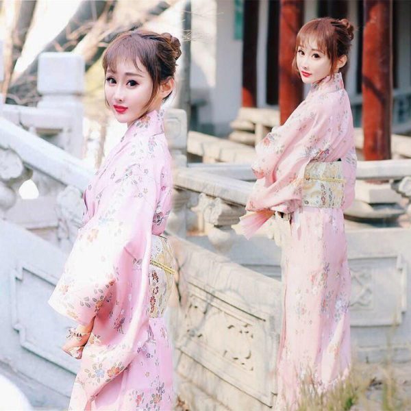 kimono japonais femme rose fleuri