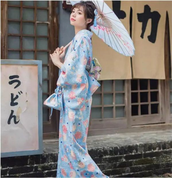 kimono traditionnel bleu fleuri