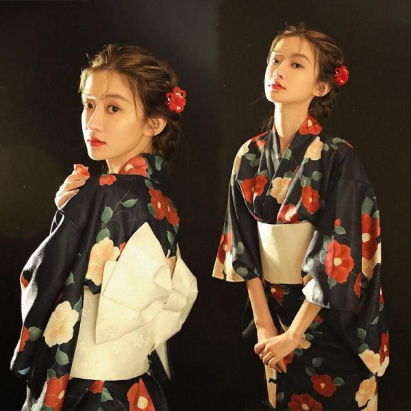 kimono traditionnel noir japonais fleuri